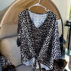 CHEETAH PRINT VERY SPACIOUS AND COMFY! wore once. Ties in front.